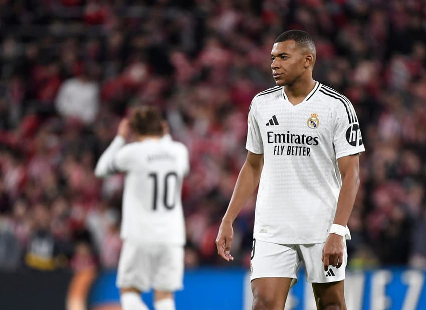 Mbappé lamenta gol perdido pelo Real Madrid, contra o Athletic Bilbao (Foto: Ander Gillenea/AFP)