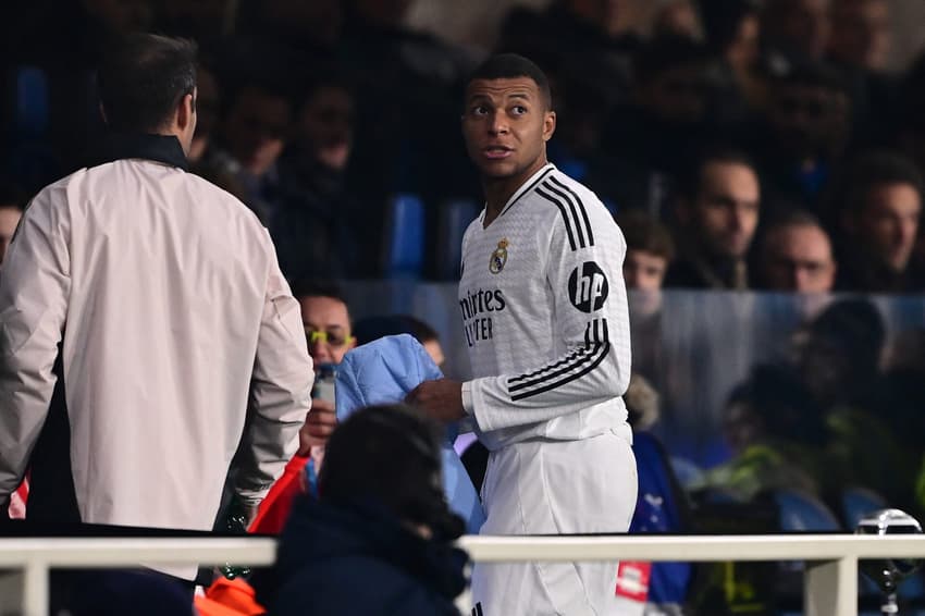 Mbappé demonstra preocupação ao sair lesionado pelo Real Madrid (Foto: Marco Bertorello/AFP)