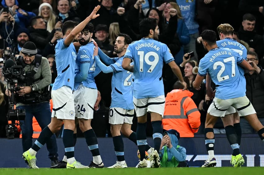 O Manchester City enfrenta o Aston Villa, pela Premier League (Foto: Paul ELLIS / AFP)