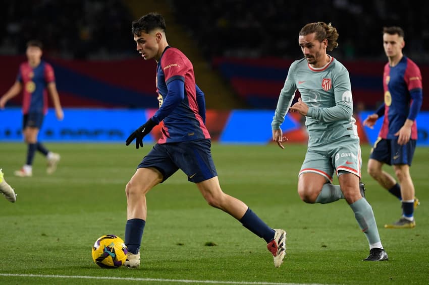 Pedri, do Barcelona, conduz a bola entre marcadores do Atlético de Madrid (Foto: Josep Lago/AFP)