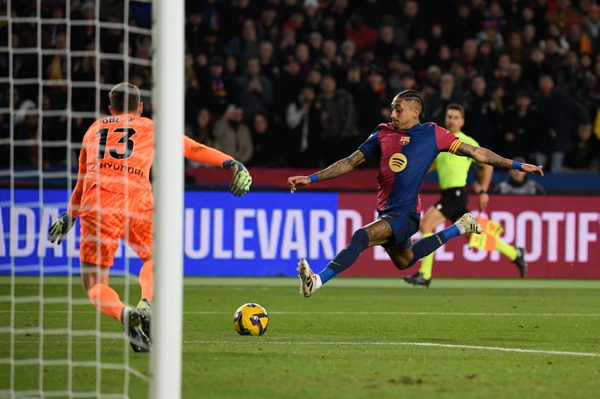 Oblak em ação pelo Atlético de Madrid contra o Barcelona (Foto: Josep Lago/AFP)