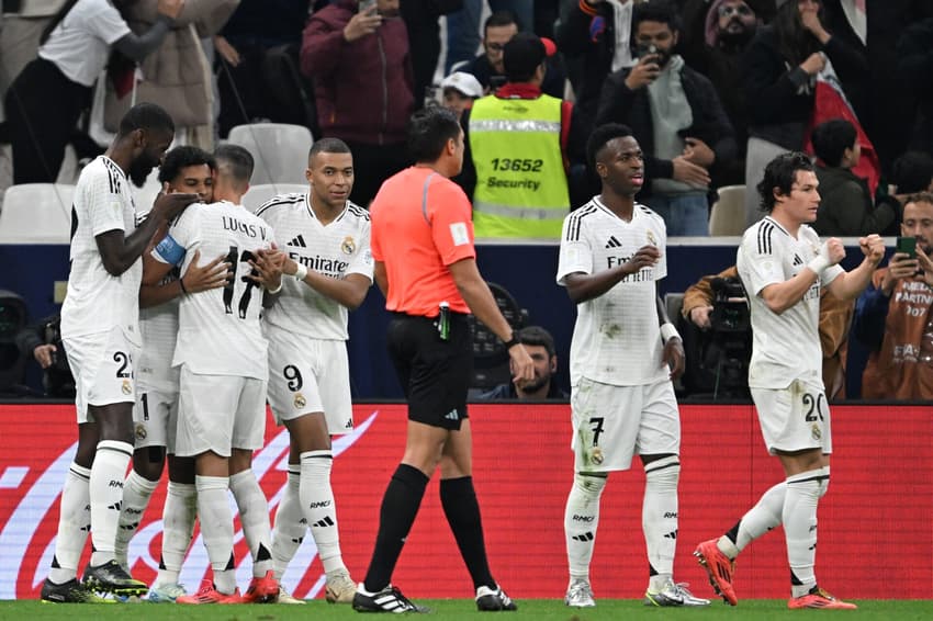 Time do Real Madrid comemora golaço de Rodrygo na final da Copa Intercontinental (Foto: Mahmud Hams/AFP)