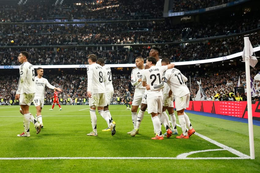 Jogadores comemoram um dos gols da vitória contra o Sevilla, no Santiago Bernabéu, em La Liga (Foto: OSCAR DEL POZO / AFP)