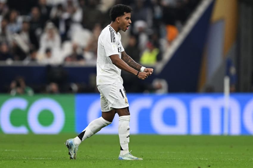 Rodrygo comemora golaço pelo Real Madrid, contra o Pachua, na decisão da Copa Intercontinental 2023-24 (Foto: Mahmud Hams/AFP)