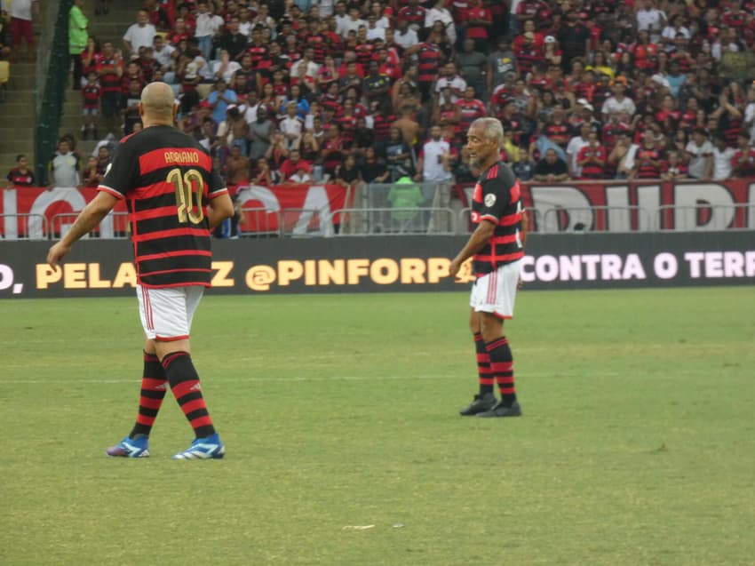 Romário durante jogo de despedida de Adriano Imperador