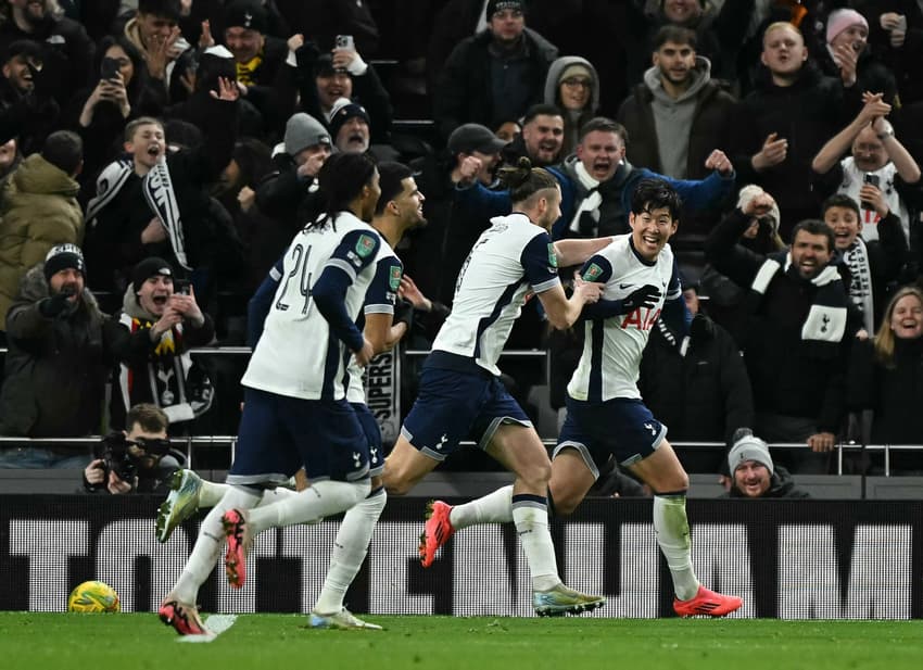 Son comemora golaço em Tottenham x Manchester United, pela Copa da Liga Inglesa (Foto: Ben Stansall/AFP)