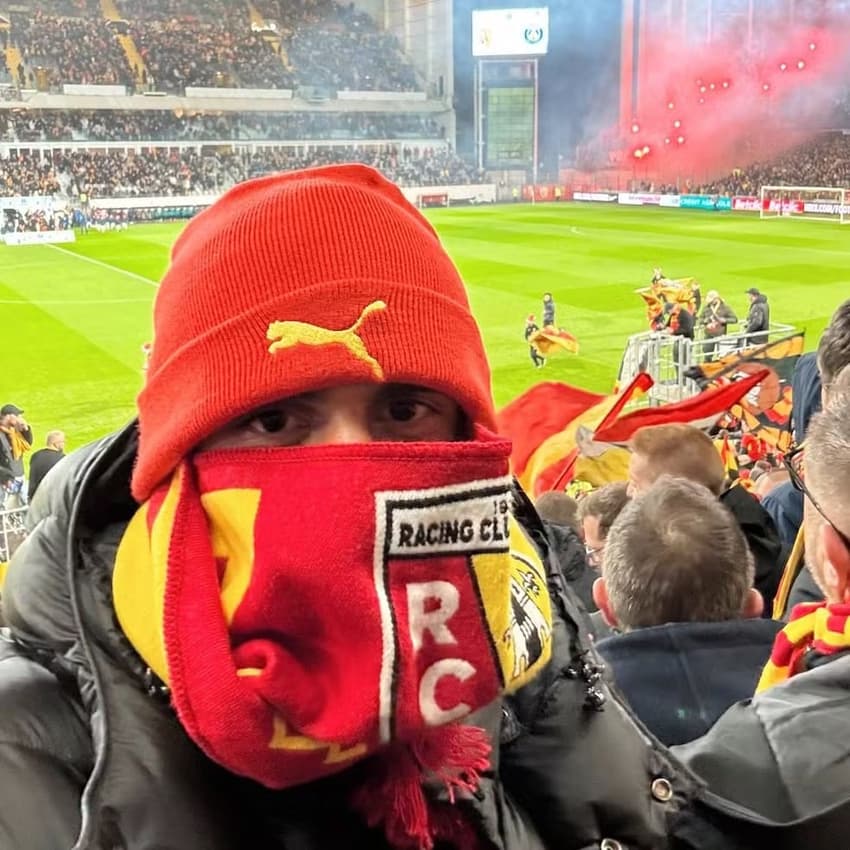 Varane na arquibancada do Stade Bollaert-Delelis, casa do Lens, da França (Foto: FRANCK FIFE / AFP)