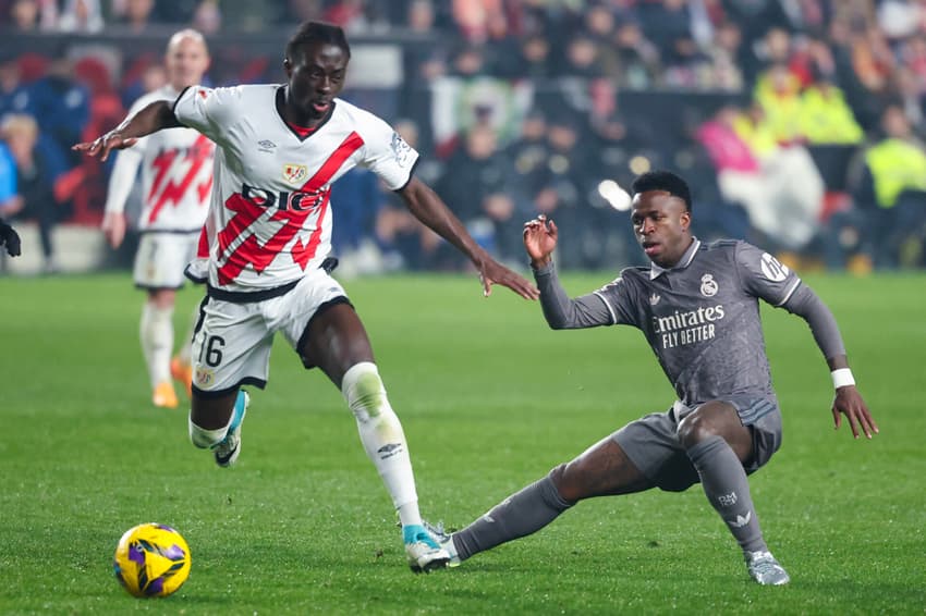 Vini Jr em ação pelo Real Madrid contra o Rayo Vallecano (Foto: Pierre Philippe Marcou/AFP)
