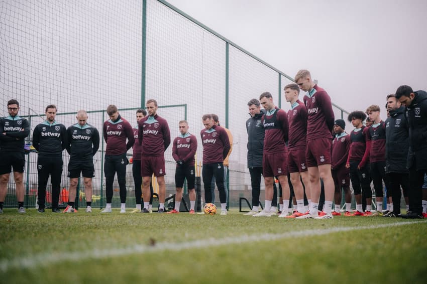 Elenco profissional do West Ham fez um minuto de silêncio antes do treino nesta sexta-feira (13) (Foto: Divulgação/West Ham)