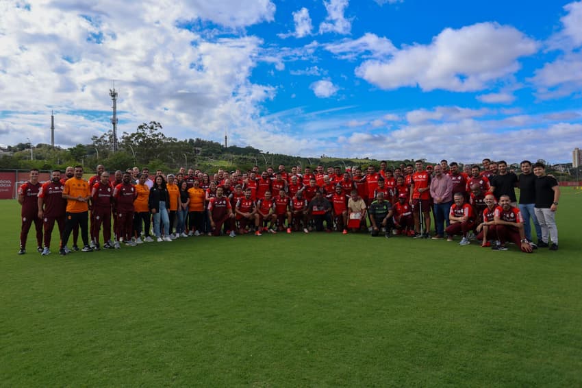 Dupla foi homenageada no CT Parque Gigante (Foto: Ricardo Duarte/SC Internacional)