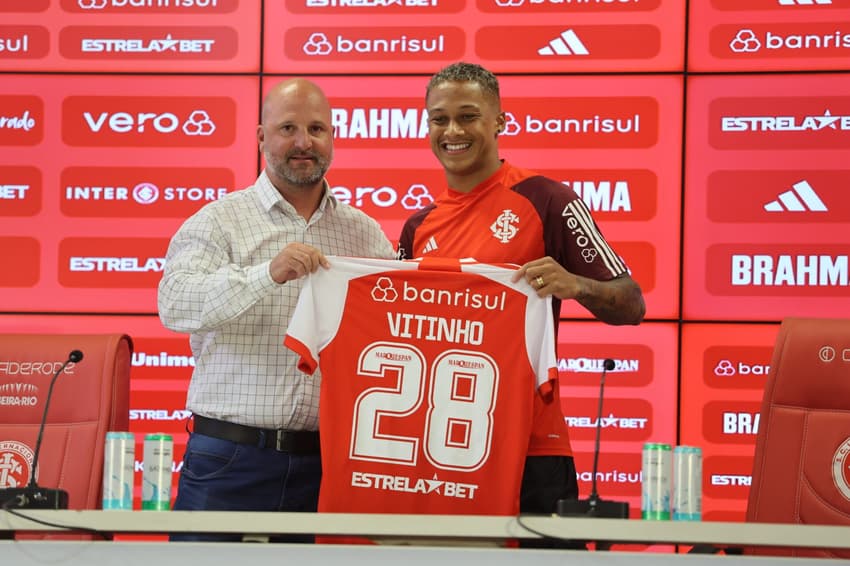 Vitinho foi apresentado oficialmente no Internacional (Foto: Ricardo Duarte/SC Internacional)