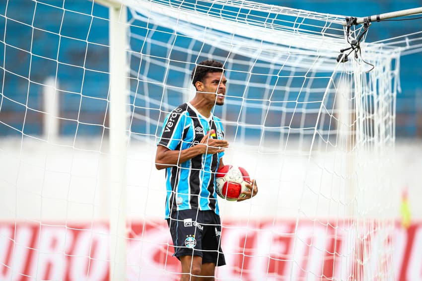 Hiago marcou o gol do Grêmio que garantiu a vaga na Copinha (Foto: Angelo Pieretti/Grêmio FBPA)