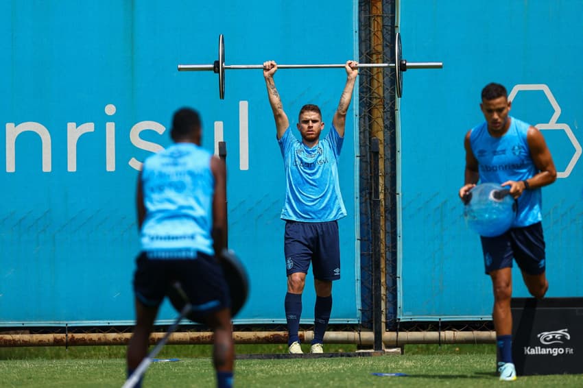 Cuellar já treina com o grupo do Grêmio (Foto: Lucas Uebel/Grêmio FBPA)