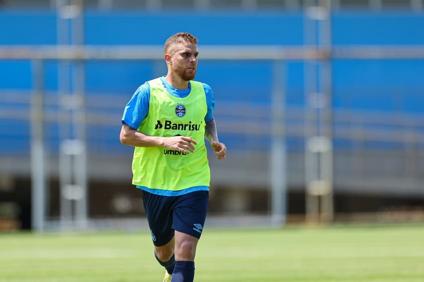 Cuellar já treina com o grupo do Grêmio (Foto: Lucas Uebel/Grêmio FBPA)