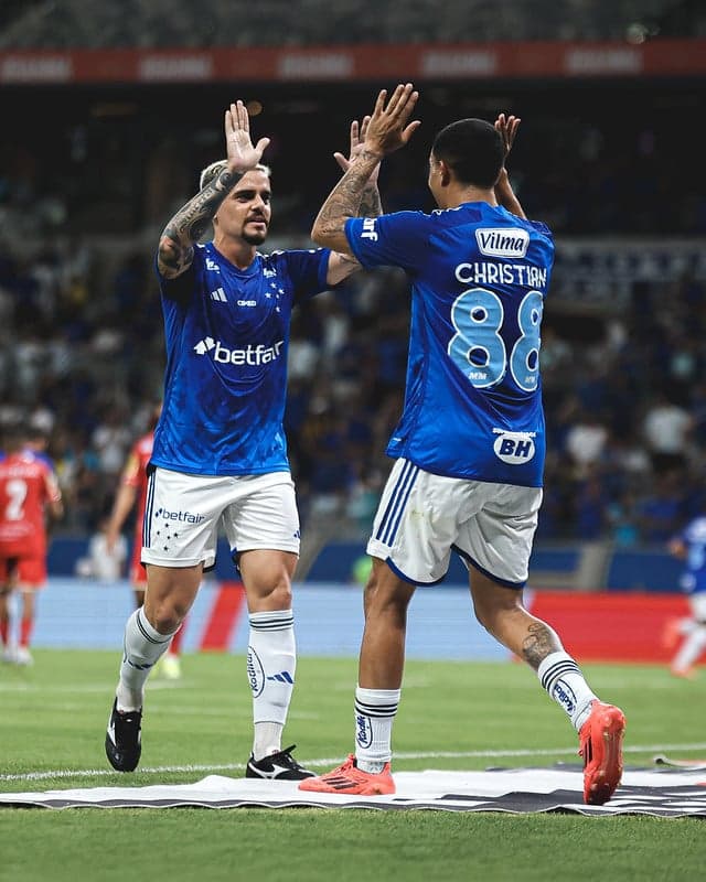 Fagner e Christian comemoram gol do Cruzeiro na vitória sobre o Tombense (Foto: Gustavo