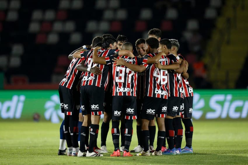 Elenco do São Paulo antes da partida contra o Botafogo-SP, pea abertura do Paulistão. (Foto: Miguel Schincariol/Saopaulofc.net)