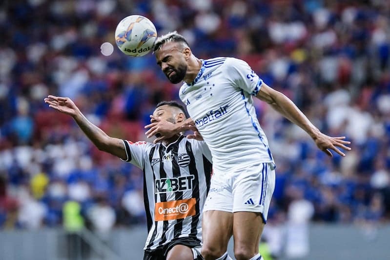 Zagueiro Fabrício Bruno fez gol contra na derrota do Cruzeiro para o Athletic, em Brasília (Foto: Gustavo Aleixo/Cruzeiro)