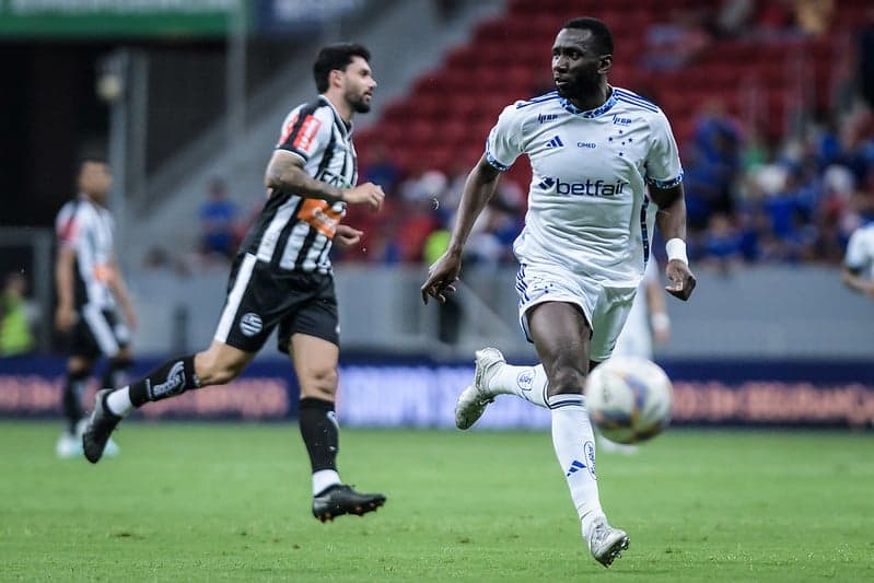 Atacante Bolasie, do Cruzeiro, em jogo contra o Athletic, no Mané Garrincha (Foto: Gustavo Aleixo/Cruzeiro