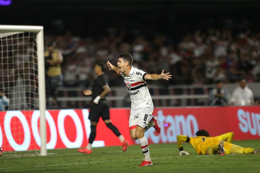 Oscar marcou seu primeiro gol com a camisa do São Paulo contra o Corinthians