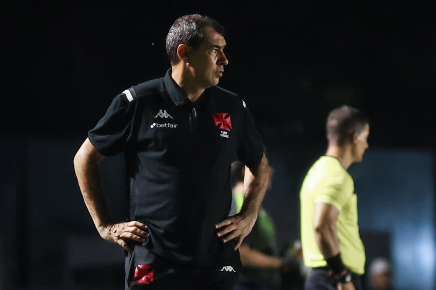 Fábio Carille durante a partida contra a Portuguesa-RJ (Foto: Matheus Lima/Vasco)