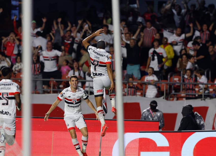 Lucas e Oscar comemoram juntos gol pelo São Paulo