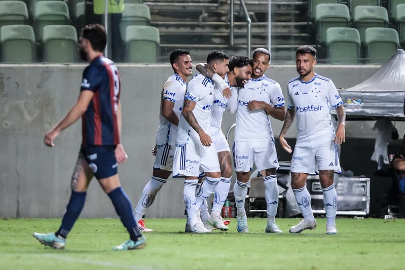 Gabigol comemora com os companheiros gol contra o Itabirito (Foto: Gustavo Aleixo/Cruzeiro)