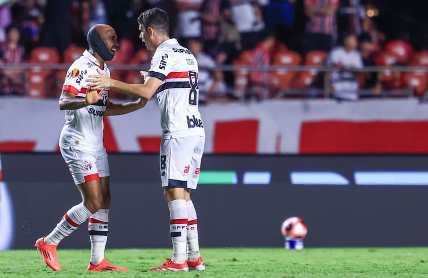 Lucas e Oscar comemoram juntos gol pelo São Paulo