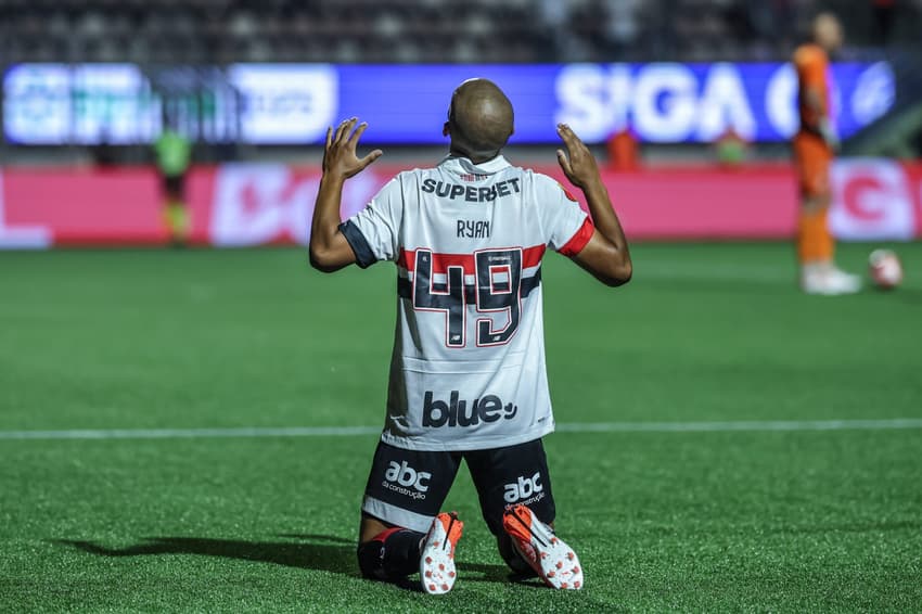 Ryan Francisco comemora seu primeiro gol pelo profissional do São Paulo