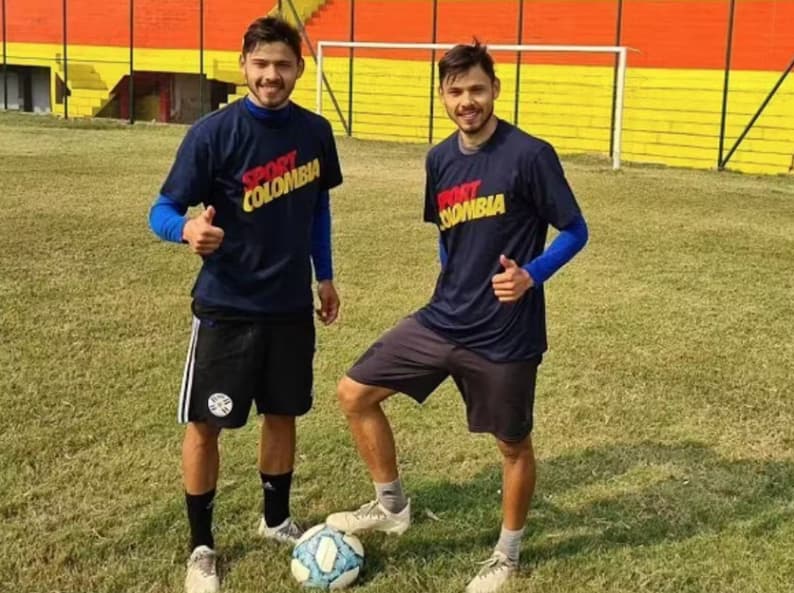 Ángel e Óscar Romero com a camisa do Club Sport Colombia