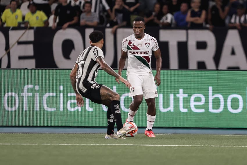 Arias em ação pelo Fluminense contra o Botafogo