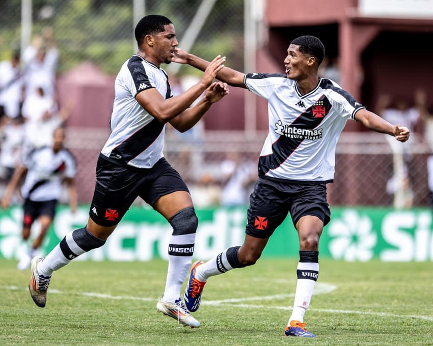 Atletas do Vasco comemoram gol sobre a Juventus, pela 2ª fase da Copinha