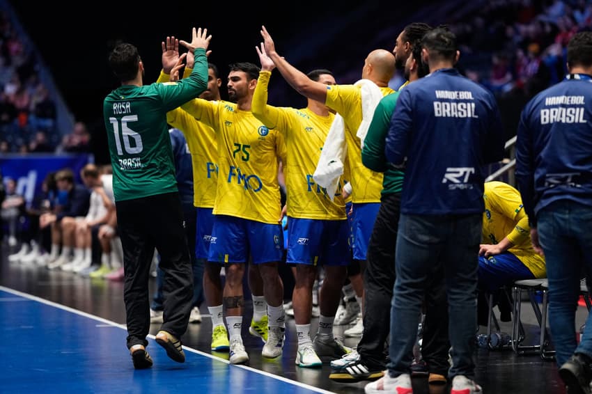 Brasil comeora a vitória sobre os EUA no Mundial de handebol masculino. (Photo by Beate Oma Dahle / NTB / AFP)