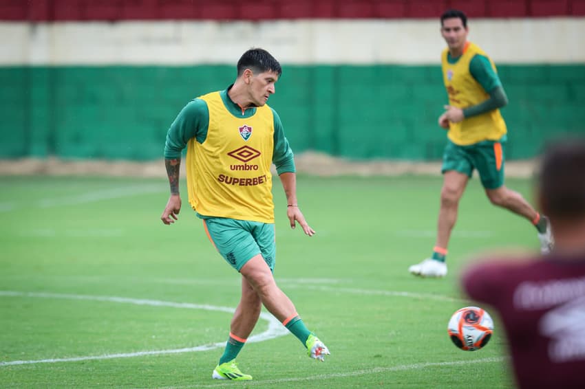 Cano em ação com bola durante treino do Fluminense no CT Carlos Castilho