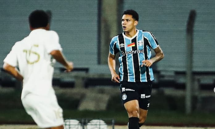 Viery em campo pela base do Grêmio