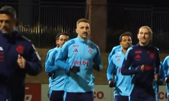 Léo Ortiz ao lado de Filipe Luís em treino do Flamengo (Foto: Reprodução)