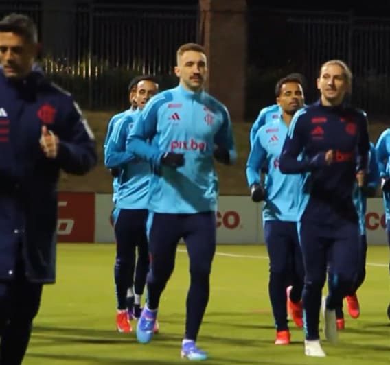 Léo Ortiz ao lado de Filipe Luís em treino do Flamengo (Foto: Reprodução)