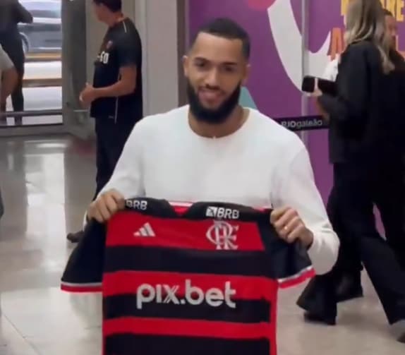 Juninho, reforço do Flamengo, no Aeroporto do Galeão (Foto: Reprodução)