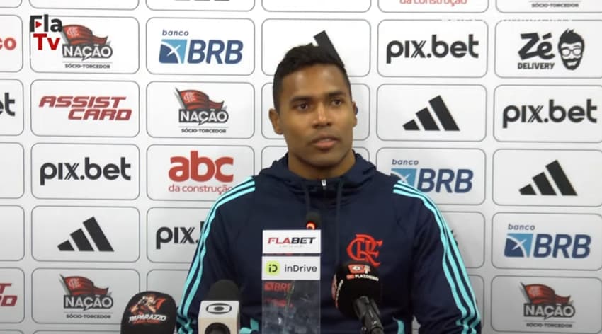 Alex Sandro durante a coletiva de imprensa do Flamengo (Foto: Reprodução/FlaTV)