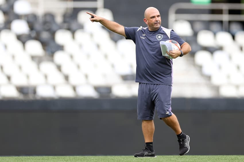 Carlos Leiria comanda treino do Botafogo antes de clássico contra o Fluminense