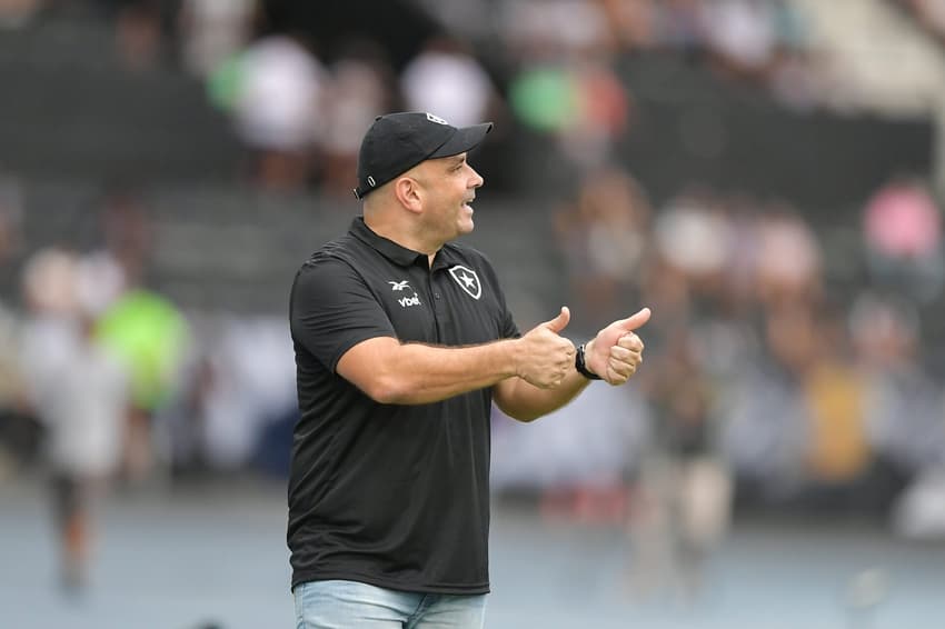 Carlos Leiria faz sinal de positivo durante jogo entre Botafogo e Maricá, pelo Campeonato Carioca