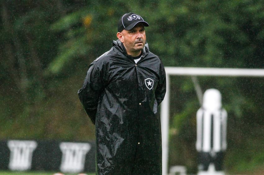 Carlos Leiria observa treino do Botafogo durante pré-temporada