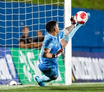 Cauê, goleiro do Corinthians, salva o último dos três pênaltis que defendeu, garantindo a classificação do clube para as quartas de final da Copinha 2025 (Foto: Rodrigo Gazzanel/Ag. Corinthians)