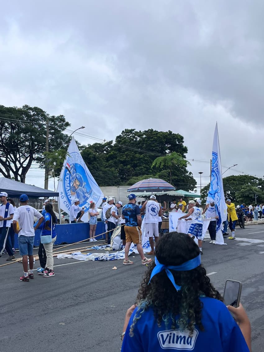 Torcidsa do Cruzeiro começa a chegar ao entorno do Mineirão (foto: Eduardo César da Silva)