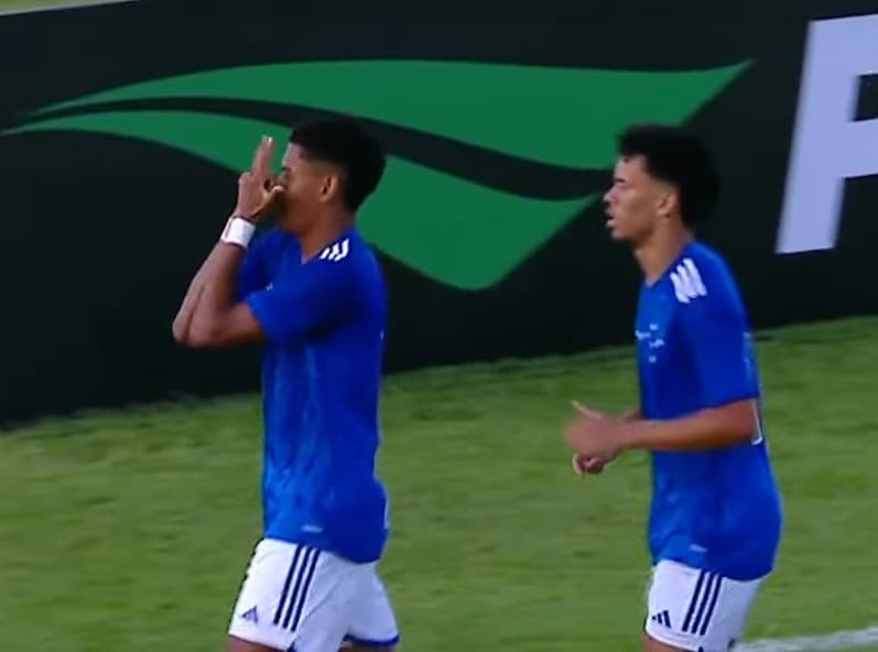 Kaique Kenji comemora o primeiro gol do Cruzeiro na Copinha contra o Real Brasília