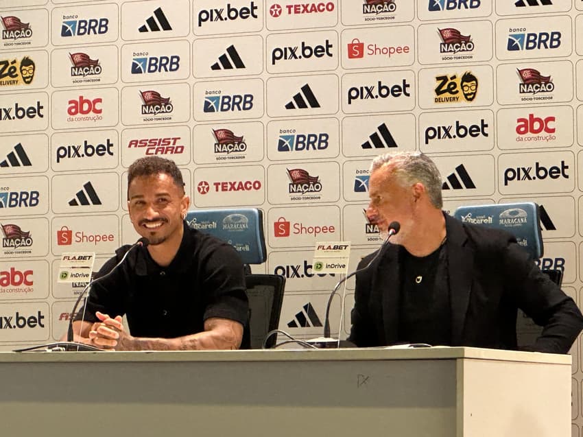 Danilo sorri ao lado de José Boto em sua apresentação no Flamengo