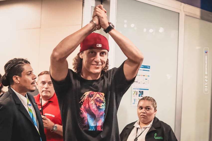 David Luiz no aeroporto (foto: Viktor Araújo/FEC)