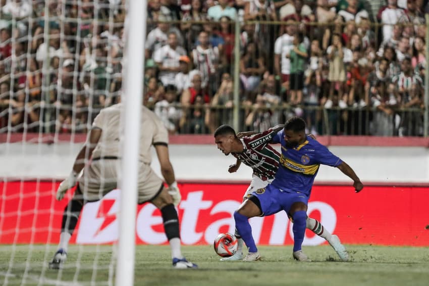 Destaque do Fluminense, Riquelme Felipe disputa bola com defensor do Sampaio Corrêa