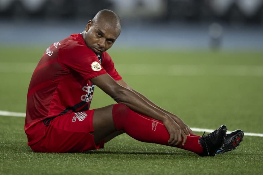 Fernandinho sentado no gramado do Nilton Santos em partida entre Botafogo e Athletico-PR