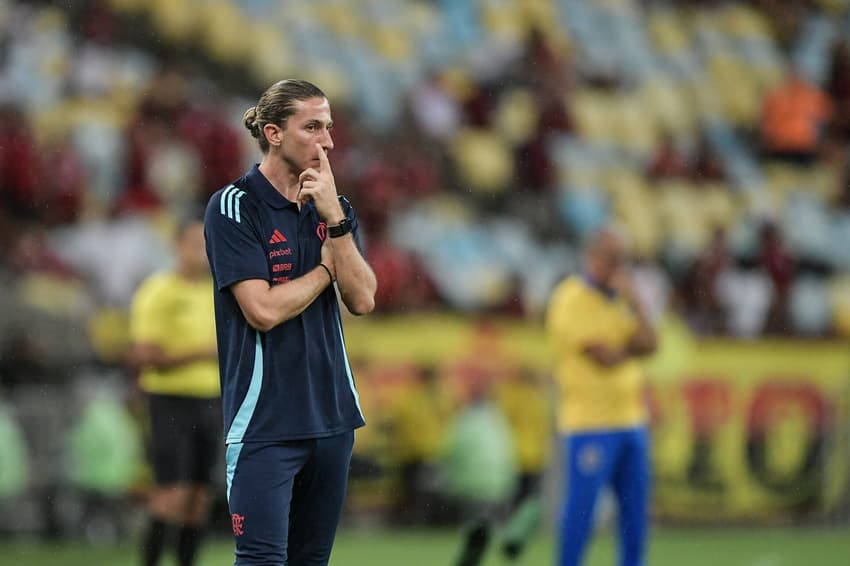 Filipe Luís observa jogo entre Flamengo e Sampaio Corrêa