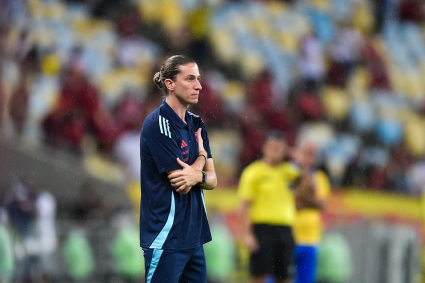 Filipe Luís observa jogo entre Flamengo e Sampaio Corrêa, pelo Campeonato Carioca